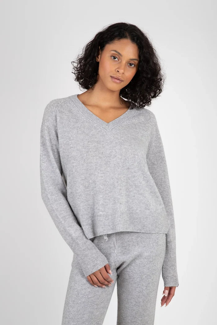 Sloane Cashmere V-Neck Sweaters & Knits One Grey Day